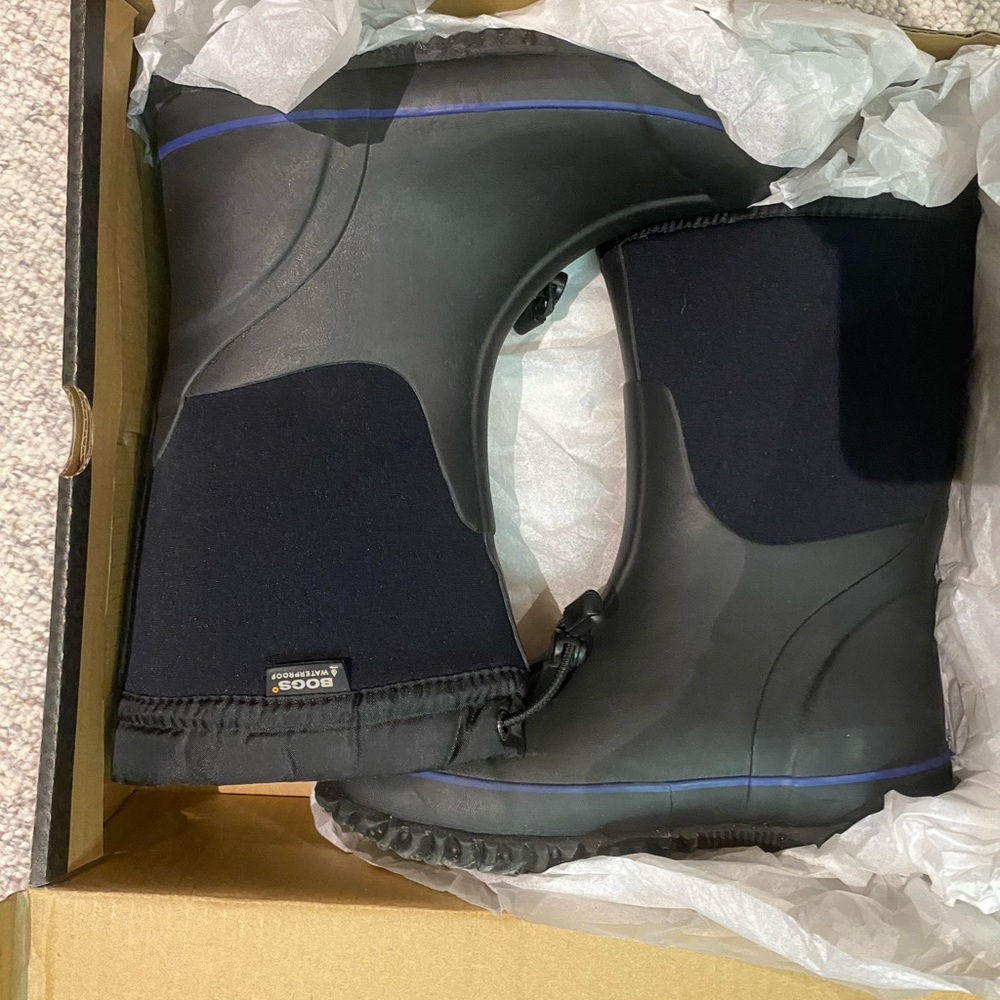 BOGS Snowcuff Boots, size 5Y, black.